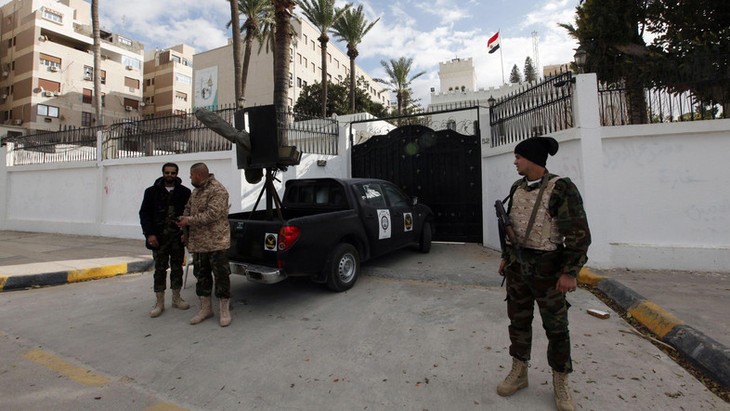 Egypt evacuates diplomats from Libya  - ảnh 1